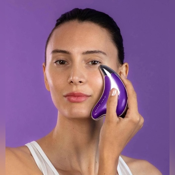 Nurse Jamie Triangle Massaging Facial Tool - Picture 5 of 6